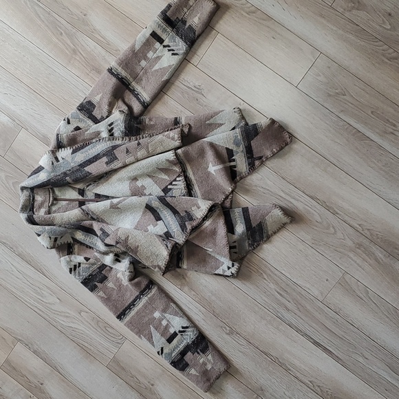 Paparazzi Geometric Open Shawl Jacket - Picture 3 of 10